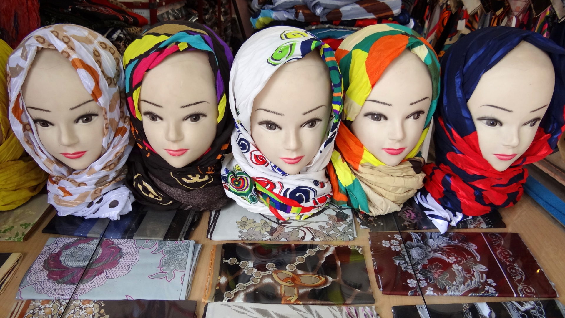 Women's Headscarves on Display / Adam Jones, Ph.D./Global Photo Archive/Flickr